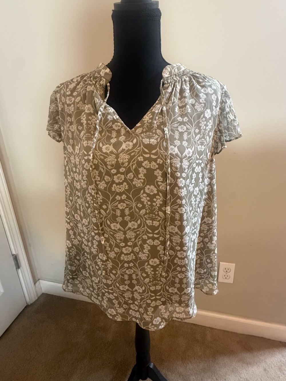 LC Lauren Conrad Olive Green Floral V-Neck Short Sleeve Blouse